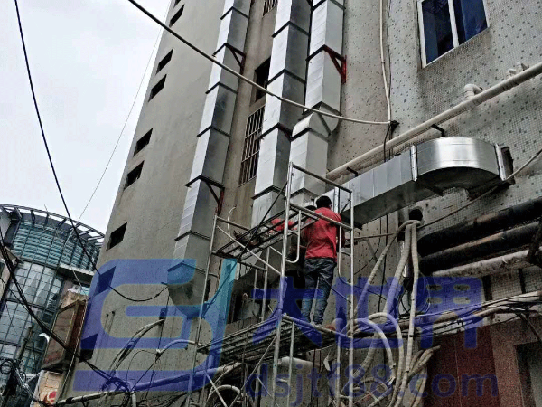 穿越屋面的风管无防雨和固定措施